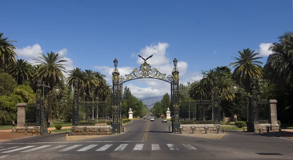9- PAISAJE URBANO (Portones parque) - copia