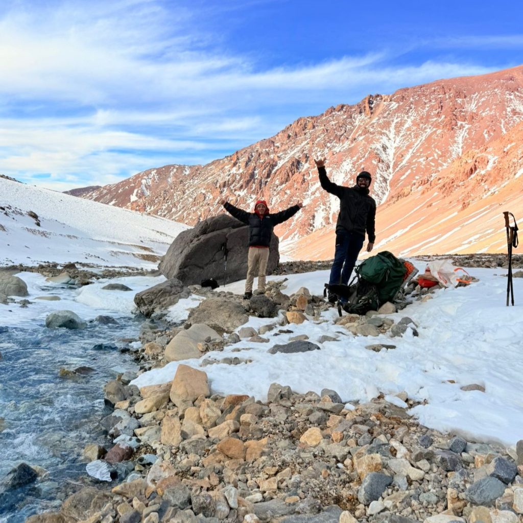Arroyo Turquesa entre montañas