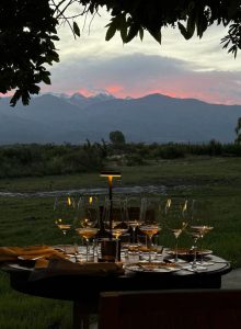 Atardecer en bodega con mesa de degustación
