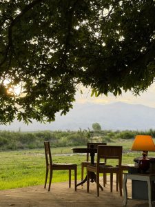 Mesa de almuerzo con vista a la montaña 