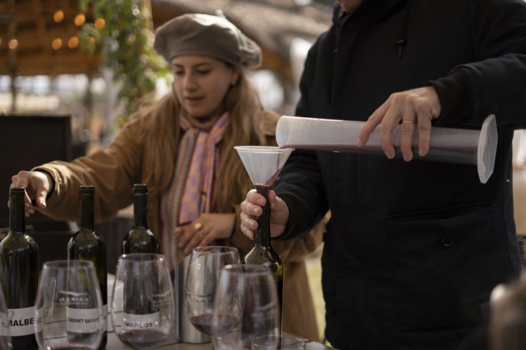 Sirviendo vino